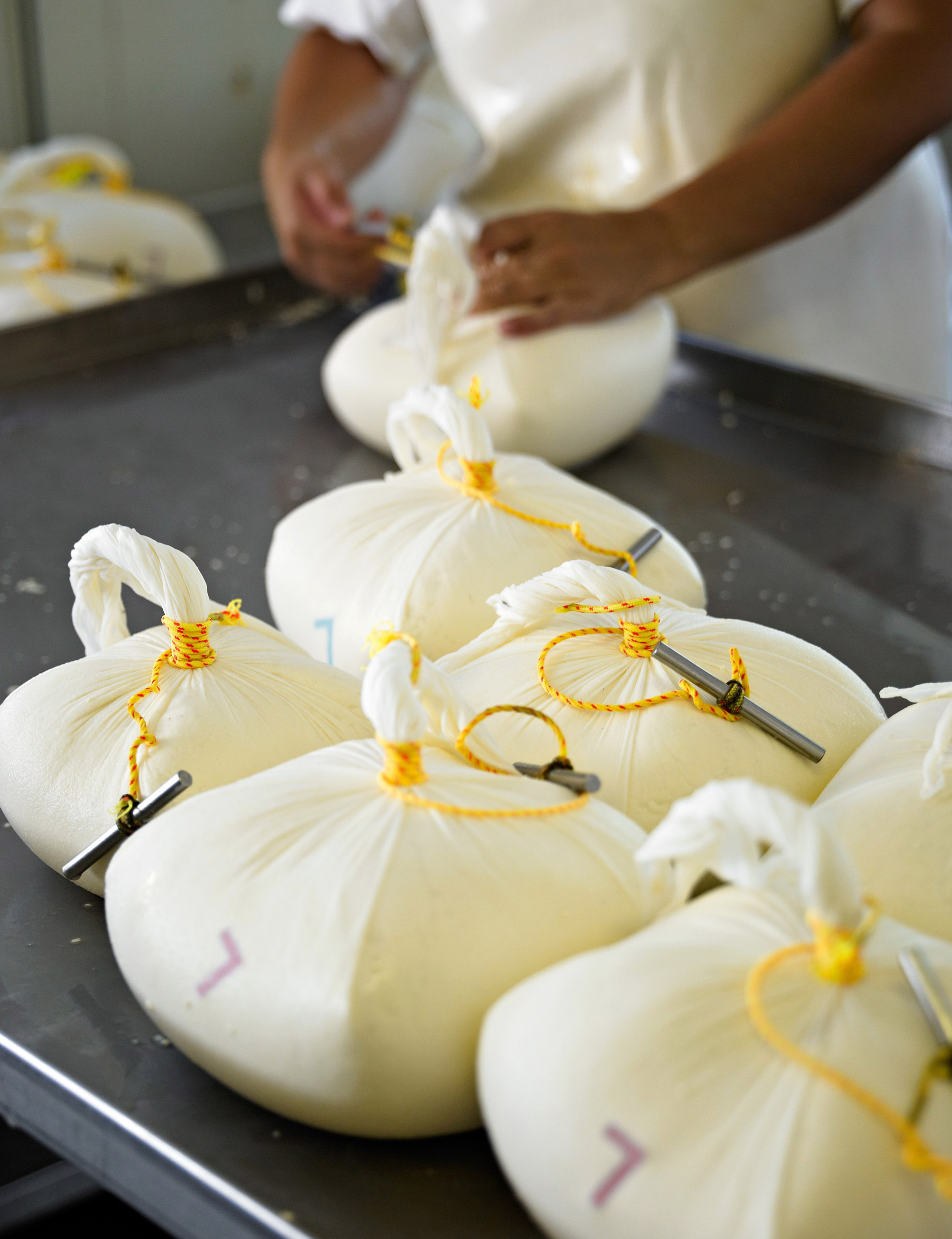 Fabricación de queso en Menorca | Mateu Bennàssar - © Arxiu AETIB