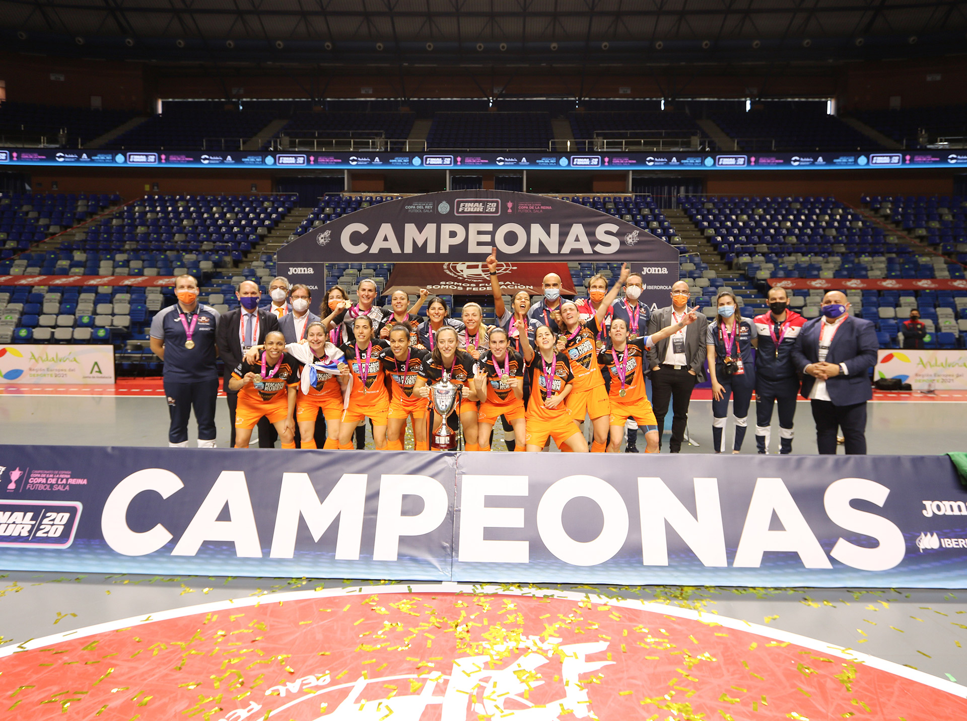 Pescados Rubén Burela recibiendo el trofeo que les acredita como  campeonas de la Copa de la Reina 2019-2020